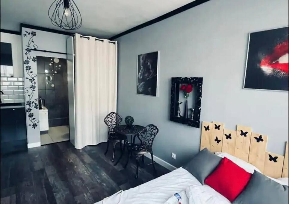 Orphelin Studio Avec Balneo Proche Centre Ville Reims Dış mekan fotoğraf