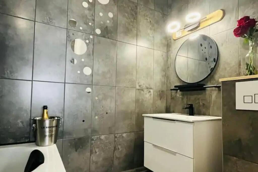 Orphelin Studio Avec Balneo Proche Centre Ville Reims Dış mekan fotoğraf